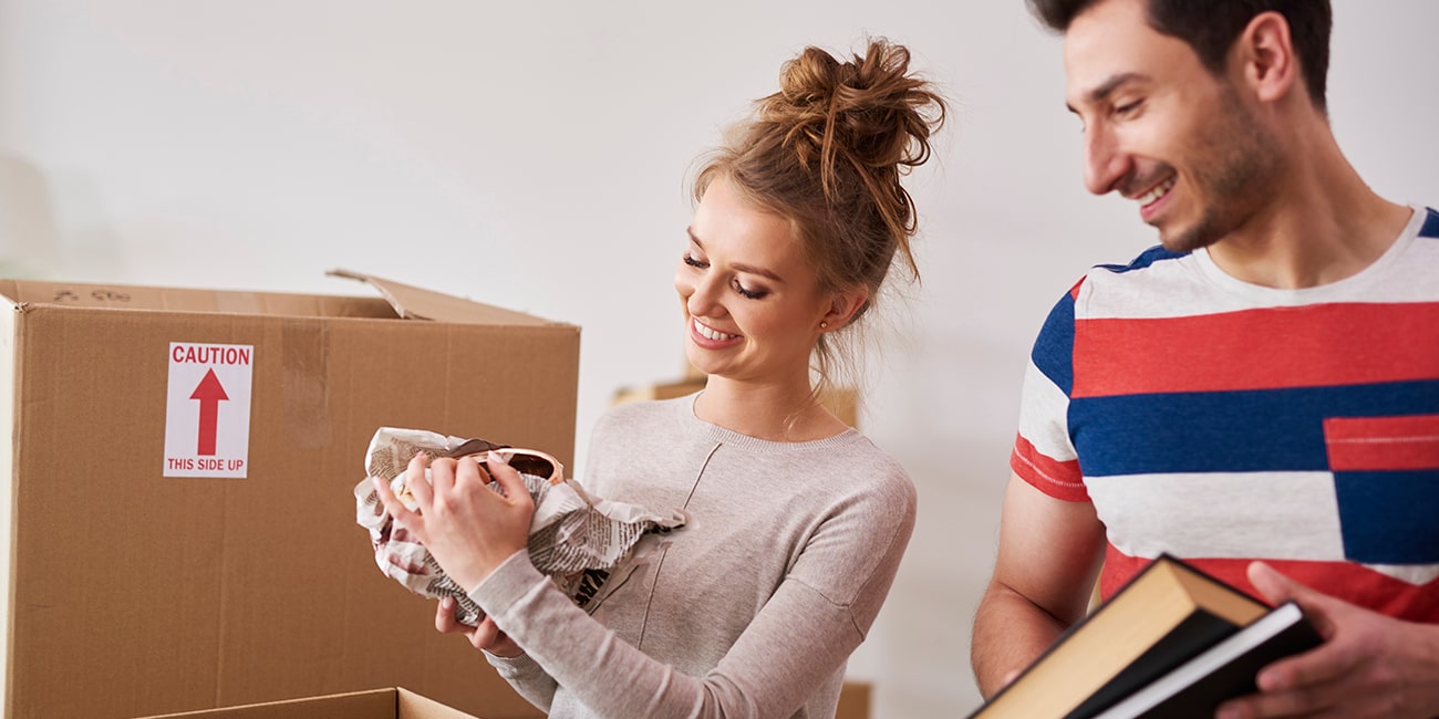 zwei Menschen verpacken ihr Umzugsgut