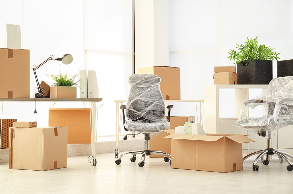 verpackte Umzugsgüter stehen in einem Büro